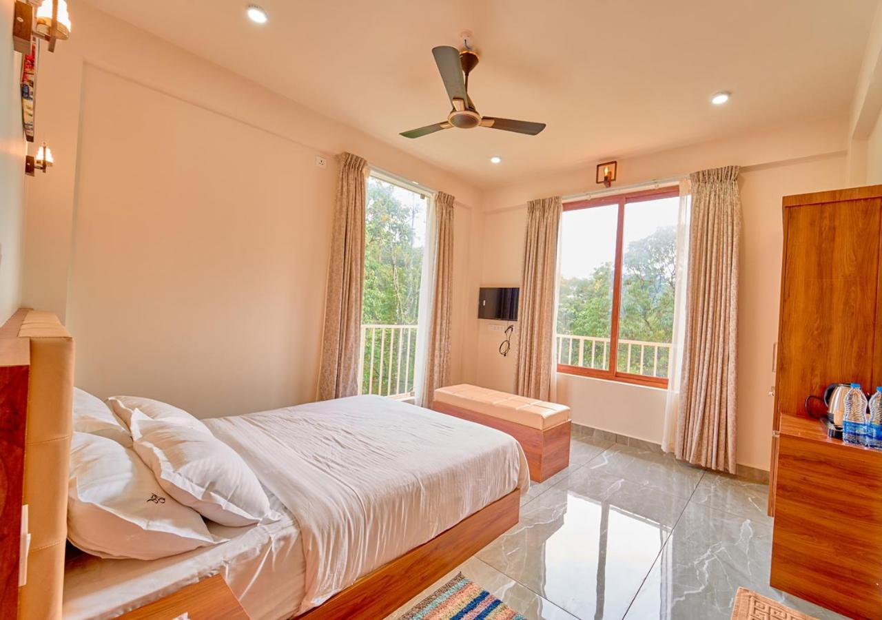 Glen Castle Vagamon Pool Resort By Voye Homes Esterno foto