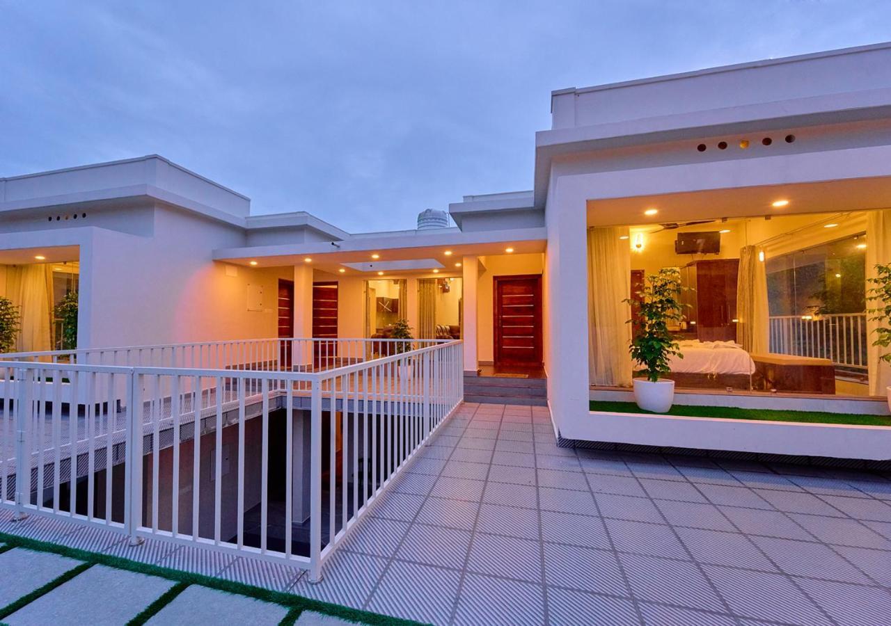 Glen Castle Vagamon Pool Resort By Voye Homes Esterno foto