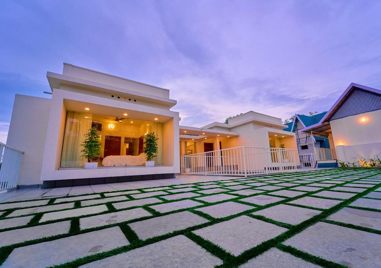 Glen Castle Vagamon Pool Resort By Voye Homes Esterno foto
