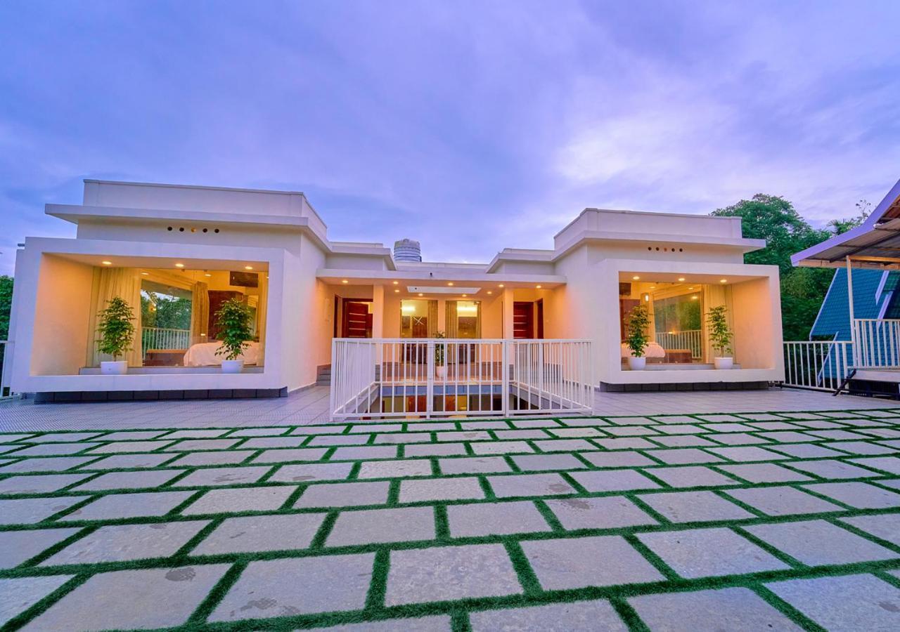 Glen Castle Vagamon Pool Resort By Voye Homes Esterno foto