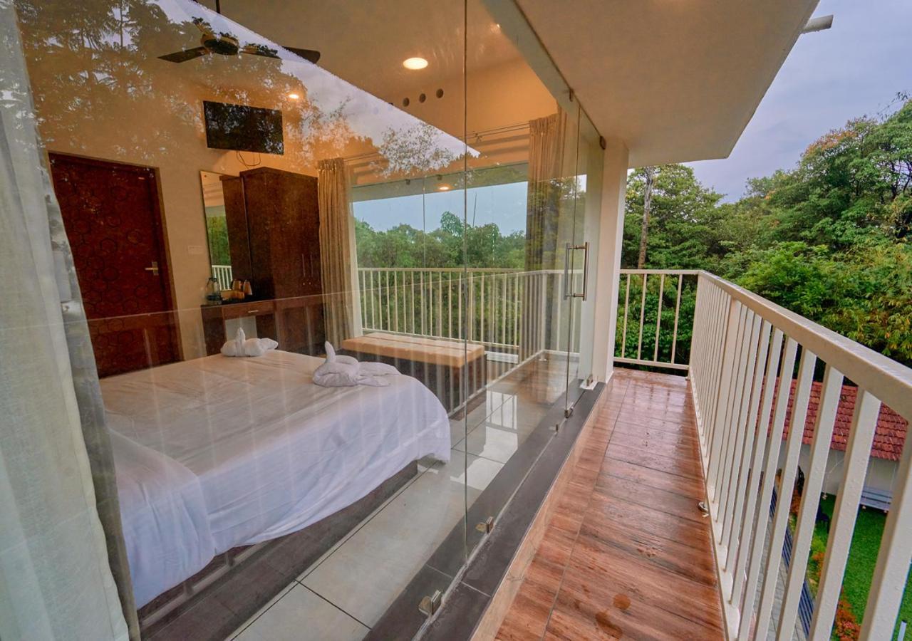 Glen Castle Vagamon Pool Resort By Voye Homes Esterno foto