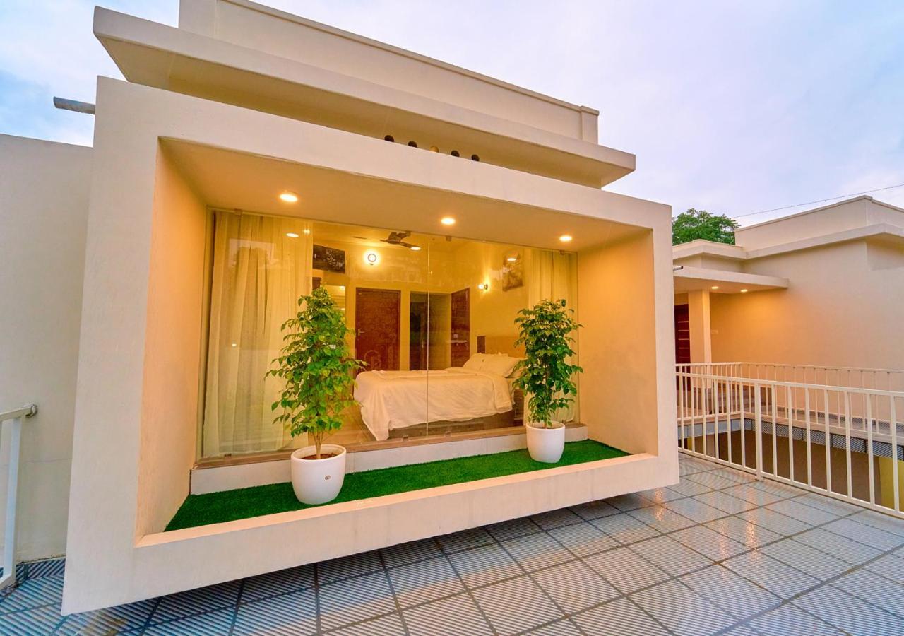 Glen Castle Vagamon Pool Resort By Voye Homes Esterno foto
